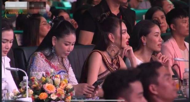 Hà Kiều Anh bị camera bắt khoảnh khắc bấm điện thoại trong khi thí sinh đang trình diễn.