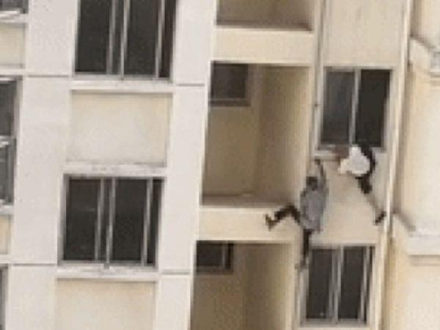 Người đàn ông khiếm thính tay không leo lên tầng 4 tòa nhà cứu cụ già mắc kẹt