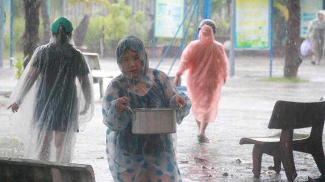 Đà Nẵng di dời dân trong mưa to, gió lớn - 4