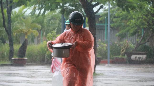 Đà Nẵng di dời dân trong mưa to, gió lớn - 5