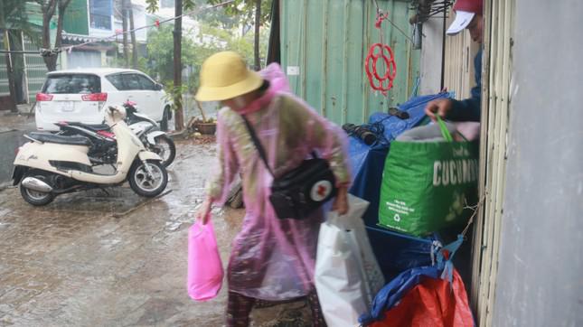 Đà Nẵng di dời dân trong mưa to, gió lớn - 13