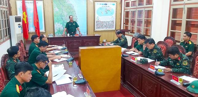Thiếu tướng Cao Phi Hùng - Phó Tư lệnh Quân khu 5 chỉ đạo các đơn vị ứng phó bão Noru