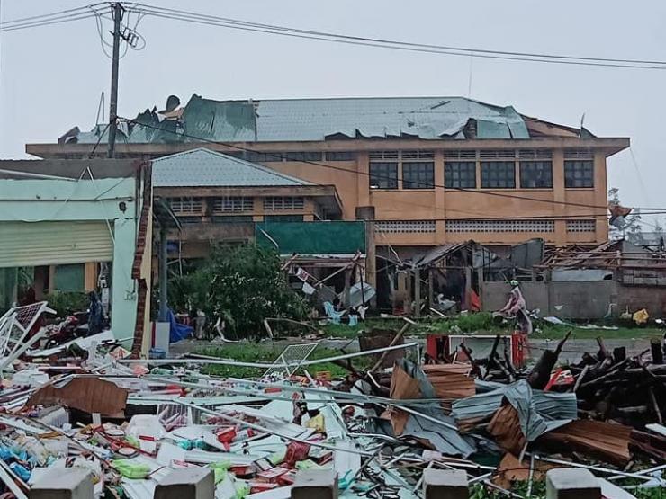 TRỰC TIẾP: Bão áp sát đất liền, 10 người bị thương khi chằng chống nhà