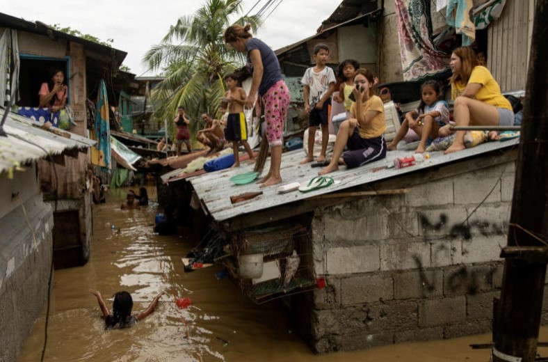 Trước khi đổ bộ vào Việt Nam và Thái Lan, bão Noru đã quét qua Philippines. Ảnh: Reuters