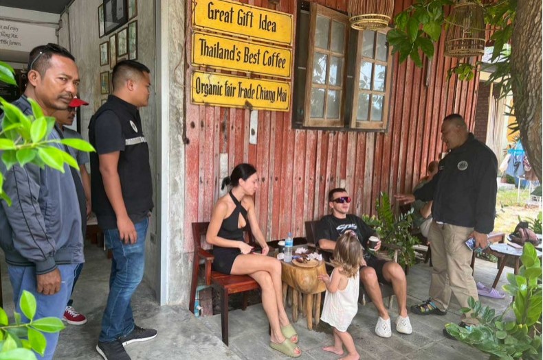 Cặp đôi Nga trình báo với cảnh sát Thái Lan về việc bị đe dọa và cướp tiền tại một quán cà phê. Ảnh:&nbsp;Supapong Chaolan