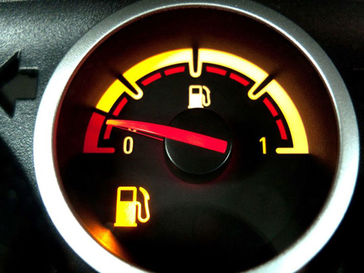 Kim xăng đã chạm vạch đỏ và đèn báo xăng đã phát sáng thì xe ô tô còn có thể chạy được bao nhiêu km nữa?