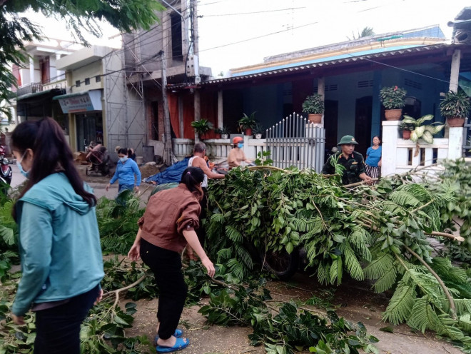 Bão số 4 Noru: Gió rít mạnh khủng khiếp, dân thấp thỏm không dám ngủ - 35