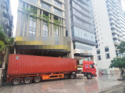 Tin tức trong ngày - Sóng lớn &quot;liếm&quot; sát bờ biển Đà Nẵng, khách sạn thuê loạt container chắn bão