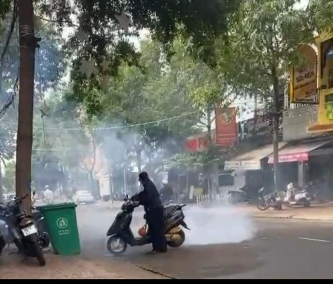 Người đàn ông nẹt pô xe máy để xả khói vào quán bún đậu nổi tiếng ở TP Buôn Ma Thuột