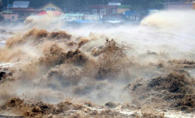 Sóng lớn do ảnh hưởng của bão Hinnamnor&nbsp;tại khu vực&nbsp;Pohang, Hàn Quốc. Ảnh Reuters.&nbsp;