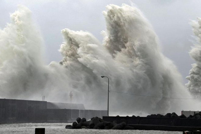 Cột sóng cao do ảnh hưởng của bão Nanmandol tại Aki, tỉnh Kochi, Nhật Bản ngày 19/9. Ảnh Reuters.&nbsp;