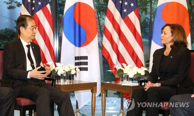 Thủ tướng Hàn Quốc Han Duck-soo hội đàm với Phó Tổng thống Mỹ Kamala Harris tại một khách sạn ở Tokyo vào ngày 27-9. Ảnh: YONHAP