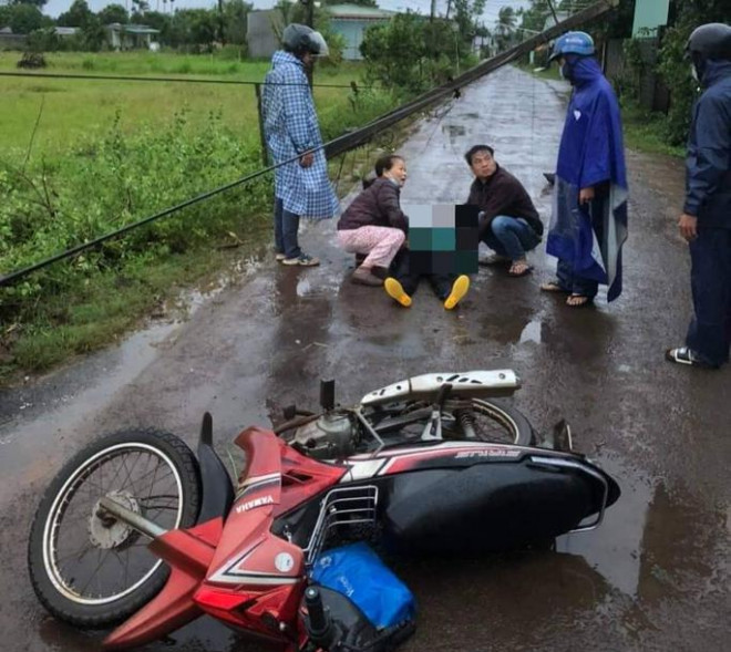 Một phụ nữ tử vong nghi tông cột điện ngã ra đường lúc mưa bão - 1