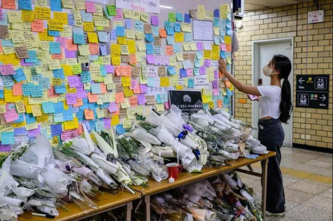 Người dân Hàn Quốc bày tỏ sự thương tiếc nạn nhân ở ga Sindang, Seoul.&nbsp;