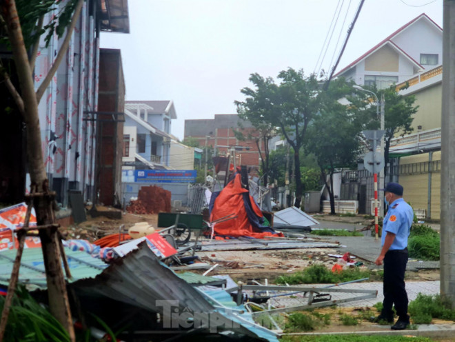 Nhà hàng trên đường Võ Văn Kiệt tan hoang sau bão. Đa phần các nhà hàng ở khu vực này đều xây dựng với kết cấu khung thép, lợp tôn nên chịu ảnh hưởng nặng nề khi bão lớn đổ bộ.