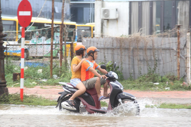 Hàng quán ven biển Đà Nẵng ngổn ngang, bão &#39;lột&#39; gạch lát kè bờ sông Hàn - 20