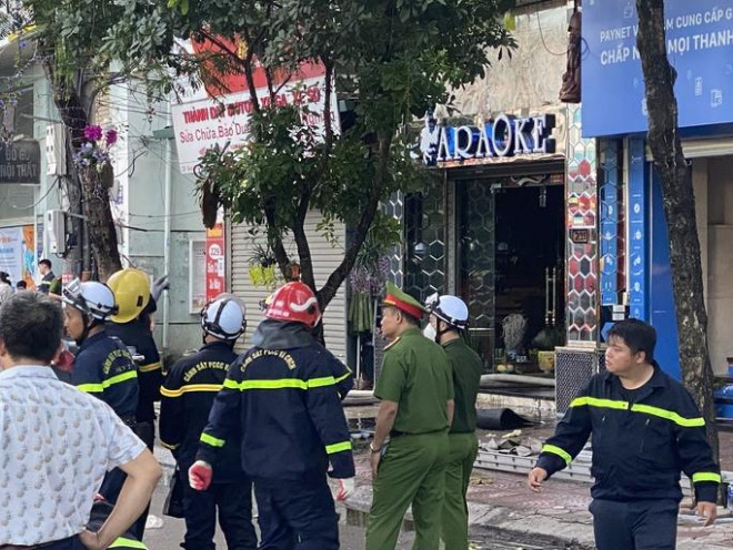 Lực lượng chức năng chữa cháy, cứu hộ cứu nạn tại vụ cháy quán karaoke ở quận Cầu Giấy (TP Hà Nội) hôm 1-8-2022. Vụ cháy đã khiến 3 chiến sĩ công an hi sinh