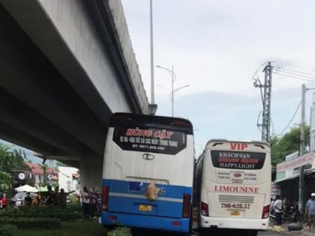 Khánh Hòa: Hai xe khách ”kẹp nhau” dưới chân cầu vượt, 1 người chết