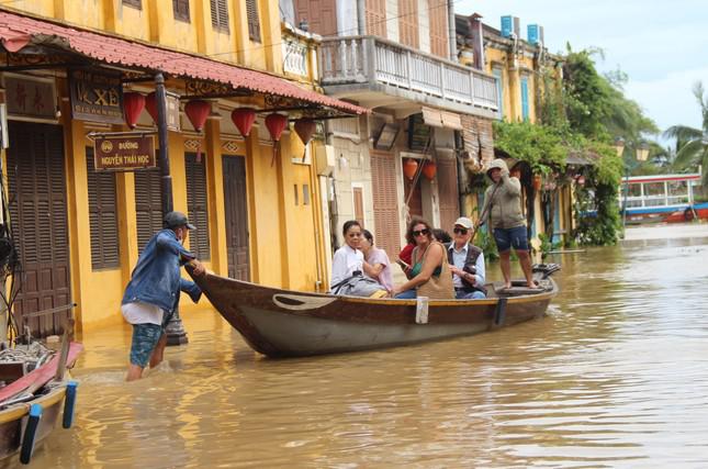 Hội An ngập sâu, du khách thuê ghe ra phố sau bão - 1