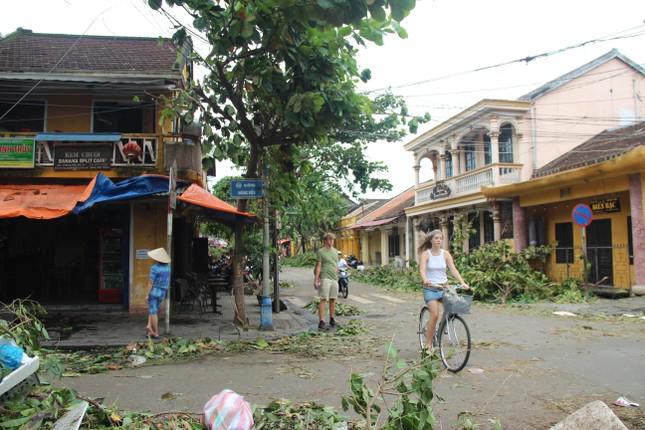 Hội An ngập sâu, du khách thuê ghe ra phố sau bão - 7