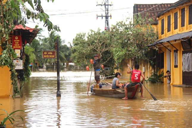 Hội An ngập sâu, du khách thuê ghe ra phố sau bão - 6