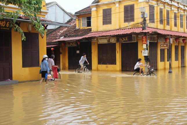 Hội An ngập sâu, du khách thuê ghe ra phố sau bão - 2