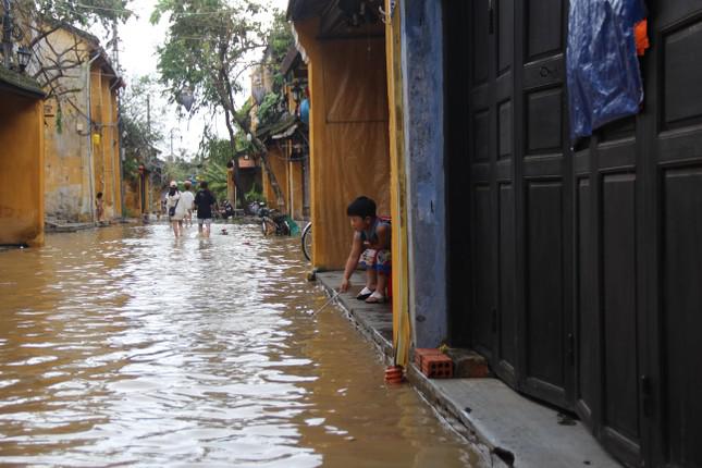 Hội An ngập sâu, du khách thuê ghe ra phố sau bão - 5