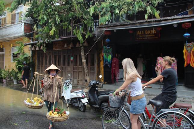 Hội An ngập sâu, du khách thuê ghe ra phố sau bão - 8