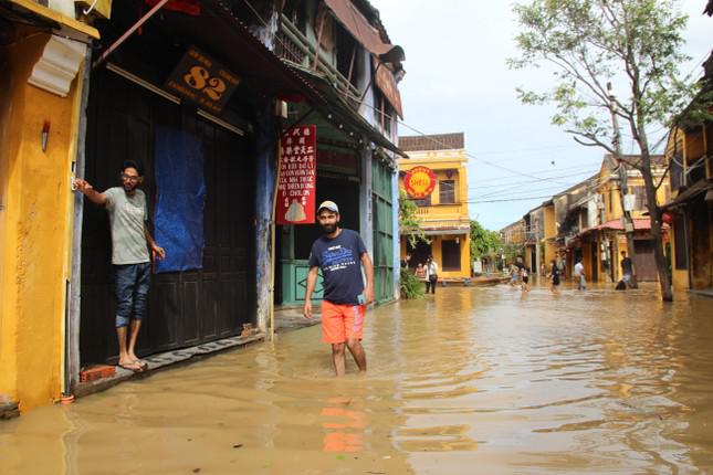 Hội An ngập sâu, du khách thuê ghe ra phố sau bão - 3