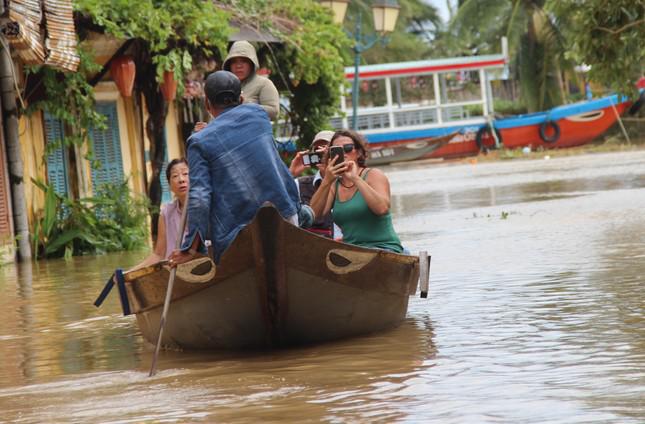 Hội An ngập sâu, du khách thuê ghe ra phố sau bão - 4