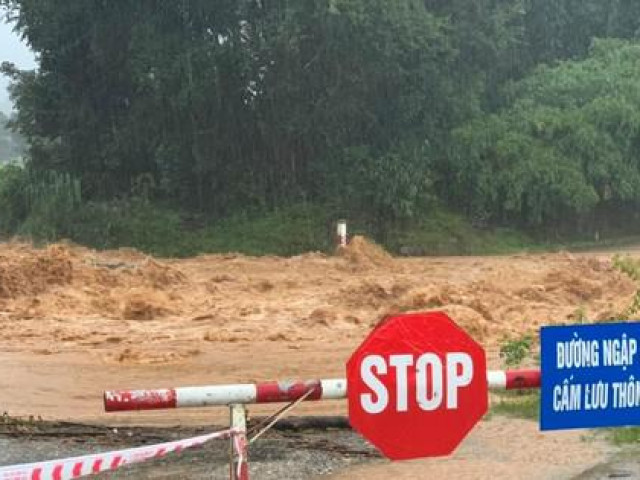 Chùm ảnh: Mưa lớn làm sạt lở nhiều nơi ở Kon Tum