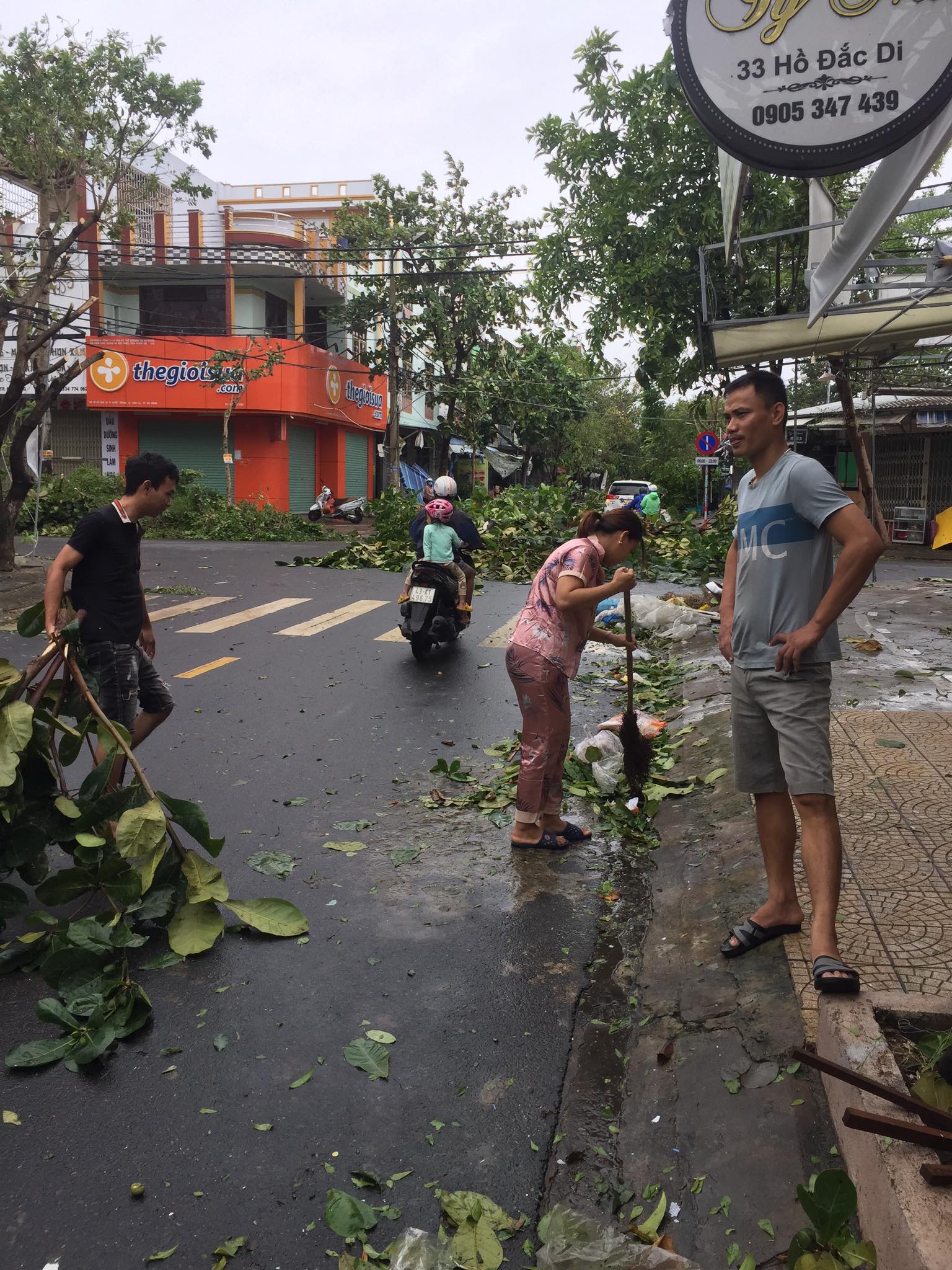 Bão số 4 suy yếu thành ATNĐ, nhà cửa, đường phố tan hoang vì mưa to, giông lốc - 5