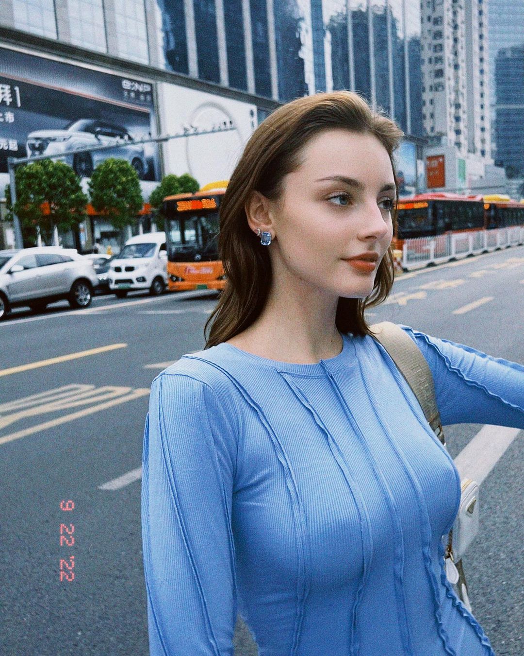 "Thiên thần 10x Belarus" nổi bật trên đường phố Trung Quốc với váy bodycon - 4