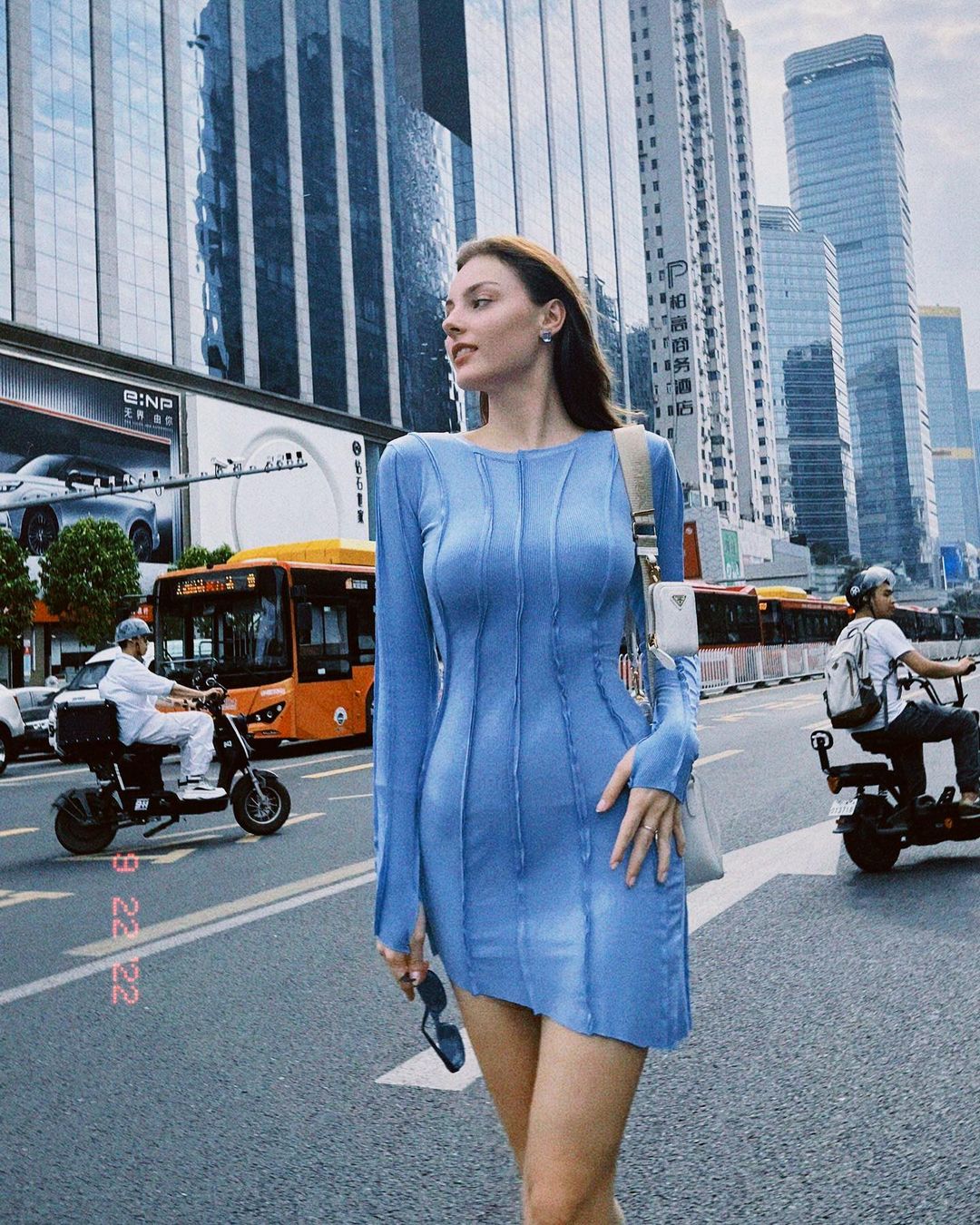 "Thiên thần 10x Belarus" nổi bật trên đường phố Trung Quốc với váy bodycon - 5