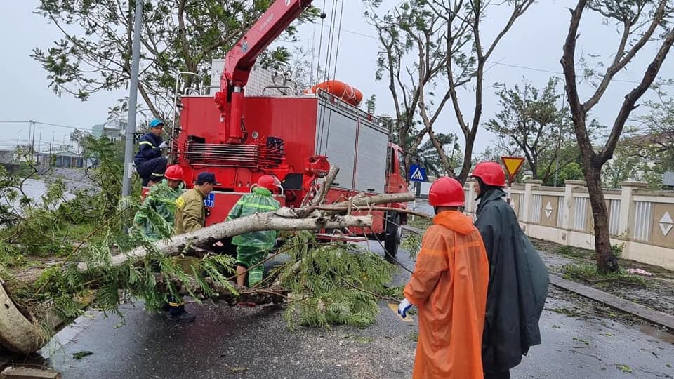 Bão số 4 suy yếu thành ATNĐ, nhà cửa, đường phố tan hoang vì mưa to, giông lốc - 15