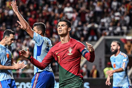 Ronaldo sa sút, ném băng đội trưởng: MU có cho đá chính đấu Man City?
