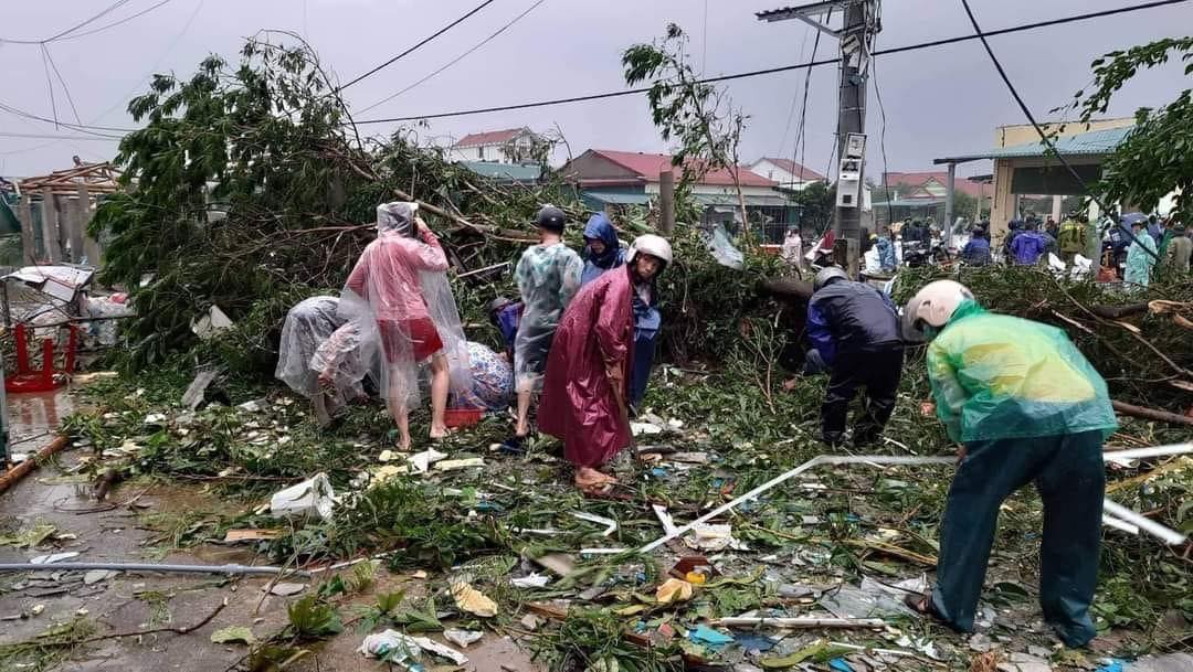 Chủ tiệm vàng hoảng sợ kể lại khoảnh khắc cơn lốc cuốn bay tủ vàng lên không trung - 2