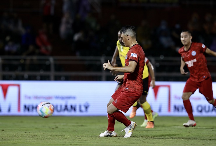 Công Vinh thực hiện cú đá panenka đẹp mắt hạ gục thủ thành từng vô địch World Cup 2014 cùng ĐT Đức.