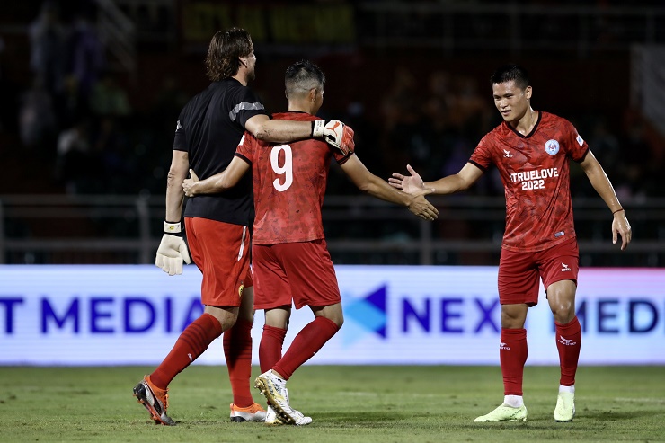 Cựu danh thủ Lê Công Vinh được đàn em Phạm Tuấn Hải và chính thủ thành Weidenfeller chúc mừng.