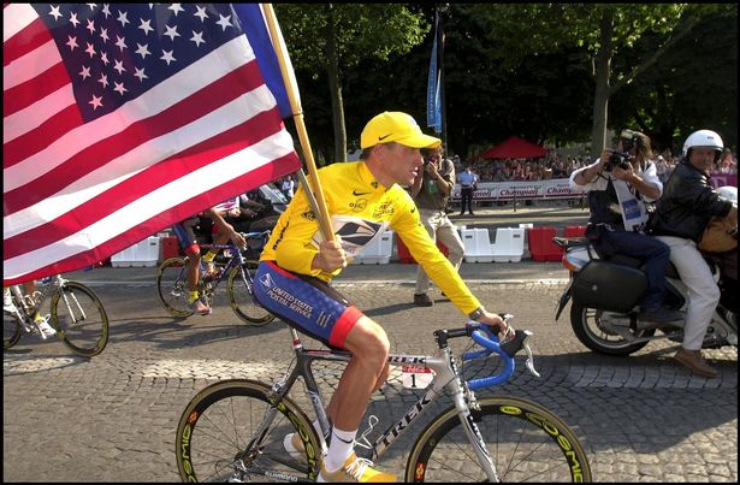 Lance Armstrong (xe đạp). Armstrong đi vào lịch sử với 7 lần vô địch Tour de France, anh giải nghệ vào 2005. Bốn năm sau, Armstrong trở lại với một bản hợp đồng lớn với Astana của Kazakhstan.&nbsp;Được biết, trong cuộc đua đầu tiên sau khi trở lại, tay lái này nhận 1,5 triệu USD. Nhưng danh tiếng của anh trở nên tiêu tan khi scandal sử dụng doping bị phát hiện.