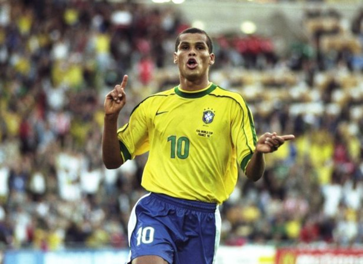 Rivaldo (bóng đá). Tiền vệ người Brazil Rivaldo là một trong những cầu thủ có kỹ thuật tốt nhất hành tinh trong thời kỳ hoàng kim của anh. Sự nghiệp của Rivaldo huy hoàng nhất khi chơi tại Barcelona (1997-2002) và AC Milan (2002-2003), tuy nhiên sau đó ít ai để ý tới siêu sao này. Anh gần như giải nghệ khi dành 4 năm đỉnh cao để chơi tại Hy Lạp (2004-2008).&nbsp;Tính đến thời điểm treo giày vào năm 2015, sự nghiệp của Rivaldo đã kéo dài hơn ba thập kỷ và số tài sản ròng anh sở hữu vào khoảng 83 triệu USD.