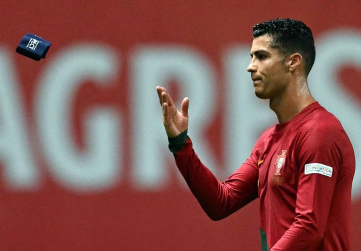 CR7 lần thứ 3 ném băng đội trưởng ĐT Bồ Đào Nha xuống sân