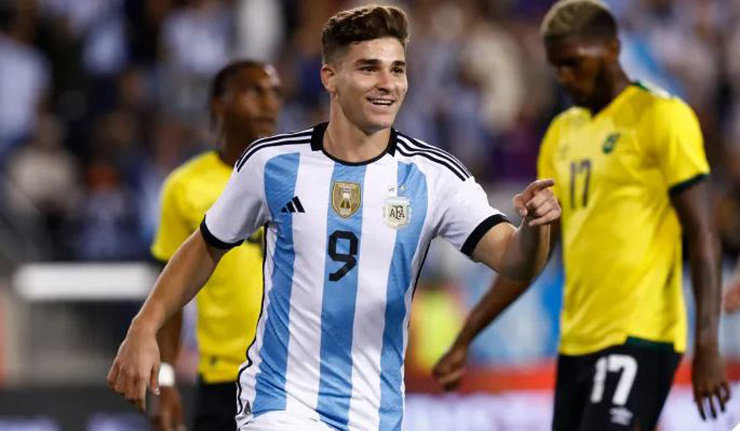 Tân binh Man City Julian Alvarez sớm mở tỷ số cho ĐT Argentina khi đối đầu ĐT Jamaica trên đất Mỹ