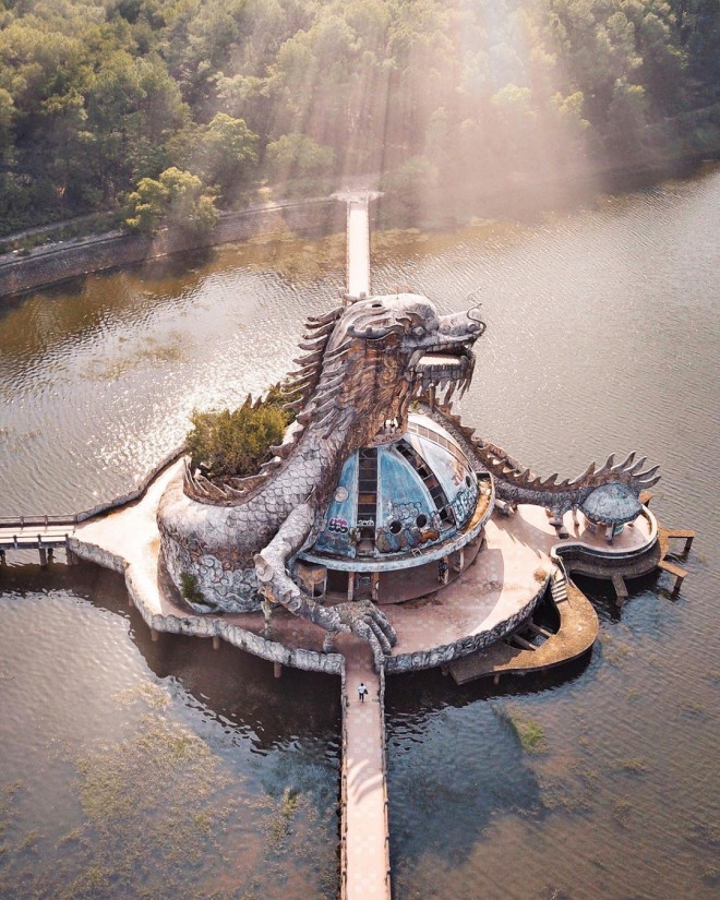 Bức tượng rồng nổi tiếng tại công viên nước Hồ Thuỷ Tiên. Ảnh: VE.&nbsp;