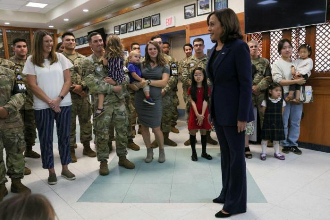 Phó Tổng thống Mỹ Kamala Harris gặp gỡ và chào binh sỹ tại Trại Bonifas khi tới thăm khu phi quân sự Bàn Môn Điếm. Ảnh - Reuters