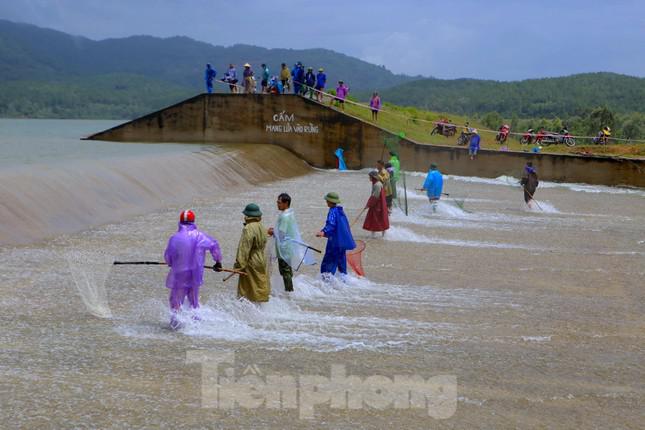 Đập tràn, hàng chục người lao xuống dòng nước chảy xiết để bắt cá - 3