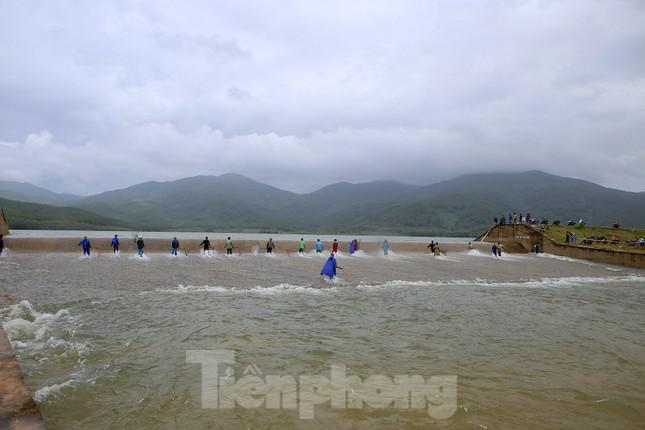 Ngày 29/9, có hàng chục người dân ở huyện Can Lộc tập trung về đập thủy lợi Cu Lây (xã Thuần Thiện) để bắt cá.