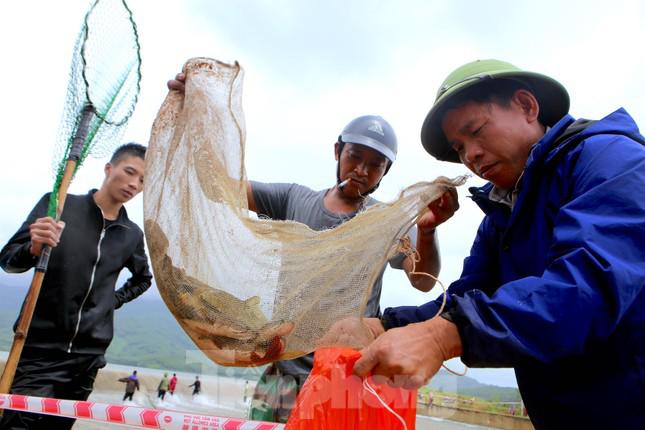 Đập tràn, hàng chục người lao xuống dòng nước chảy xiết để bắt cá - 9