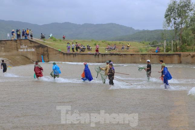 Đập tràn, hàng chục người lao xuống dòng nước chảy xiết để bắt cá - 11