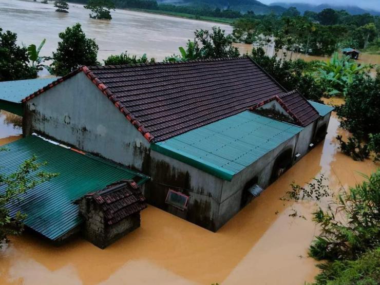 Dọn dẹp nhà sau lũ, người phụ nữ bị điện giật tử vong